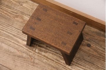 和製アンティーク　インテリアに取り入れやすい、小ぶりなサイズが魅力的な踏み台(花台、飾り台)(R-048636)