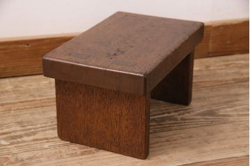 和製アンティーク　素朴な木の風合いが時代の味を感じる踏み台(花台、飾り台)(R-048637)
