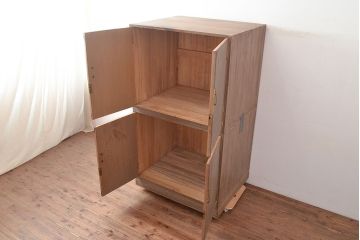 和製アンティーク　総桐材　梅の意匠が魅力の布団箪笥(収納箪笥、桐箪笥、和箪笥、桐たんす)(R-048641)