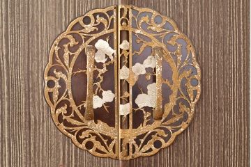 和製アンティーク　総桐材　梅の意匠が魅力の布団箪笥・上段(収納箪笥、桐箪笥、和箪笥、桐たんす)(R-048642)