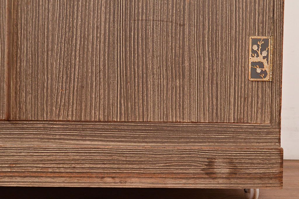 和製アンティーク　総桐材　梅の意匠が魅力の布団箪笥・下段(収納箪笥、桐箪笥、和箪笥、桐たんす)(R-048643)