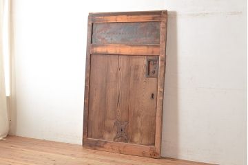 アンティーク建具　松材・ケヤキ材　古びた風合いの金具と渋い木肌が格好良い蔵戸(引き戸、玄関戸)(R-048644)