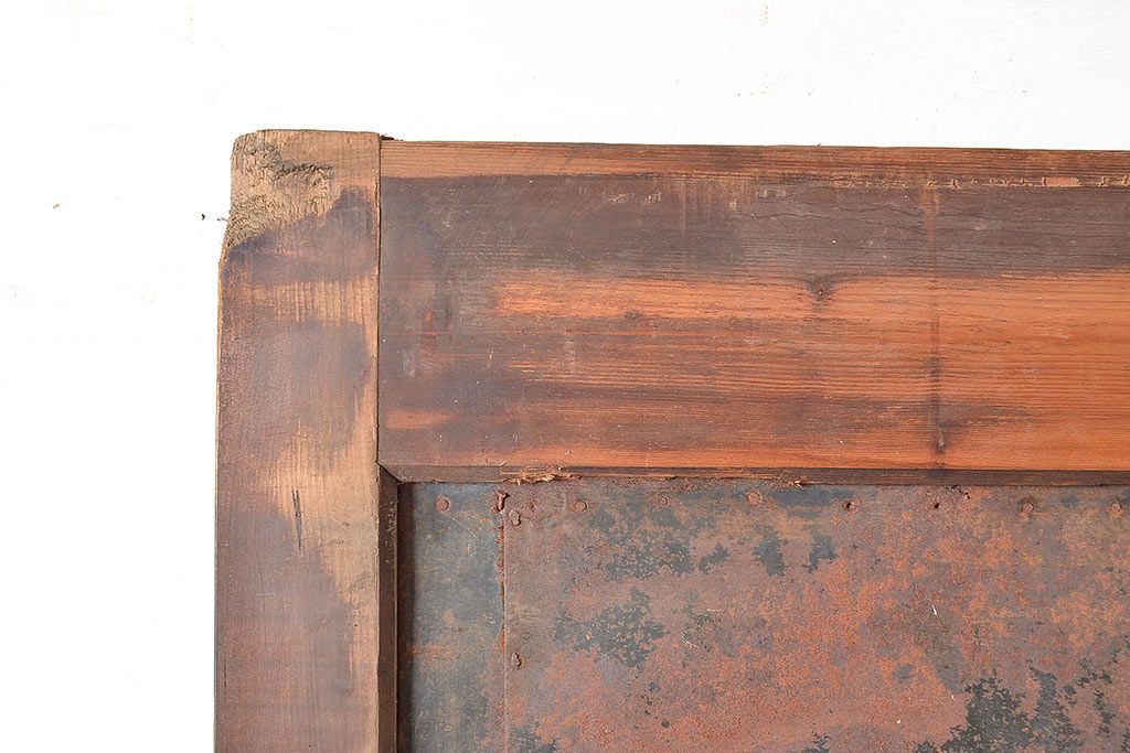 アンティーク建具　松材・ケヤキ材　古びた風合いの金具と渋い木肌が格好良い蔵戸(引き戸、玄関戸)(R-048644)