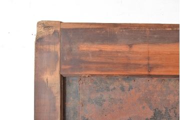 アンティーク建具　松材・ケヤキ材　古びた風合いの金具と渋い木肌が格好良い蔵戸(引き戸、玄関戸)(R-048644)