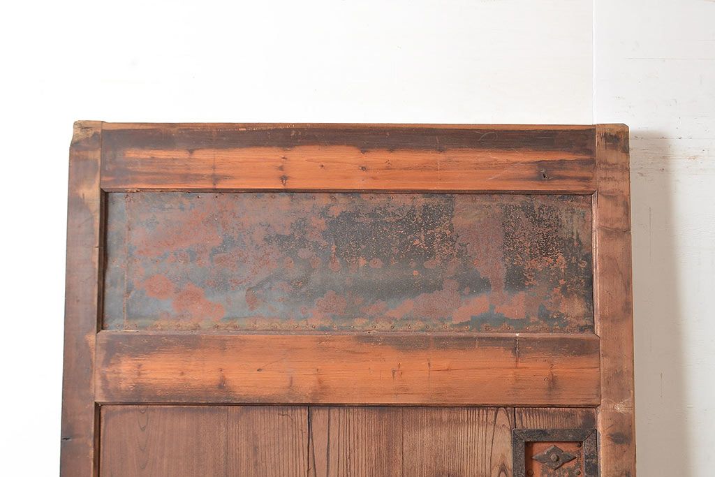 アンティーク建具　松材・ケヤキ材　古びた風合いの金具と渋い木肌が格好良い蔵戸(引き戸、玄関戸)(R-048644)