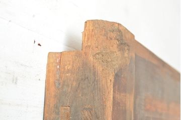 アンティーク建具　松材・ケヤキ材　古びた風合いの金具と渋い木肌が格好良い蔵戸(引き戸、玄関戸)(R-048644)