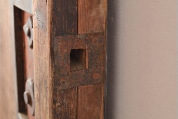 アンティーク建具　松材・ケヤキ材　古びた風合いの金具と渋い木肌が格好良い蔵戸(引き戸、玄関戸)(R-048644)