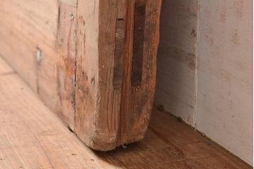 アンティーク建具　松材・ケヤキ材　古びた風合いの金具と渋い木肌が格好良い蔵戸(引き戸、玄関戸)(R-048644)