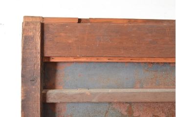 アンティーク建具　松材・ケヤキ材　古びた風合いの金具と渋い木肌が格好良い蔵戸(引き戸、玄関戸)(R-048644)