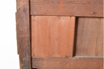 アンティーク建具　松材・ケヤキ材　古びた風合いの金具と渋い木肌が格好良い蔵戸(引き戸、玄関戸)(R-048644)