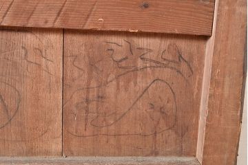 アンティーク建具　松材・ケヤキ材　古びた風合いの金具と渋い木肌が格好良い蔵戸(引き戸、玄関戸)(R-048644)