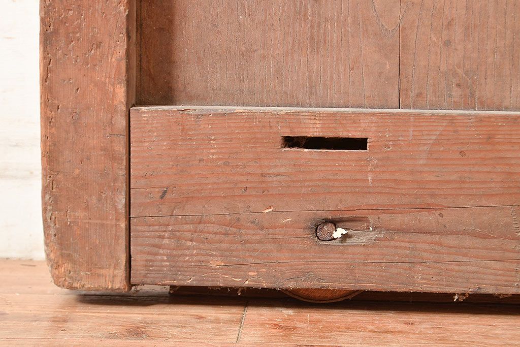 アンティーク建具　松材・ケヤキ材　古びた風合いの金具と渋い木肌が格好良い蔵戸(引き戸、玄関戸)(R-048644)