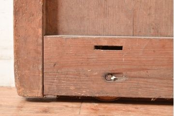 アンティーク建具　松材・ケヤキ材　古びた風合いの金具と渋い木肌が格好良い蔵戸(引き戸、玄関戸)(R-048644)