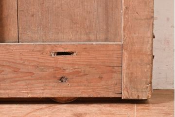 アンティーク建具　松材・ケヤキ材　古びた風合いの金具と渋い木肌が格好良い蔵戸(引き戸、玄関戸)(R-048644)