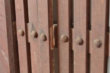 アンティーク建具　ヒノキ材　味わい深い風合いが年月を感じさせる蔵戸(玄関戸、引き戸)(R-048645)