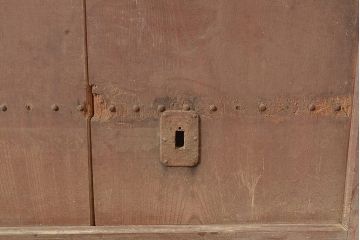 アンティーク建具　ヒノキ材　味わい深い風合いが年月を感じさせる蔵戸(玄関戸、引き戸)(R-048645)