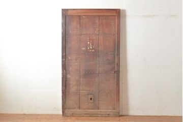 アンティーク建具　鋲の意匠が目を引く総ケヤキ材製蔵戸(玄関戸、引き戸、建具)(R-048646)