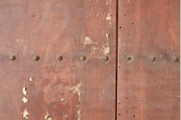 アンティーク建具　鋲の意匠が目を引く総ケヤキ材製蔵戸(玄関戸、引き戸、建具)(R-048646)