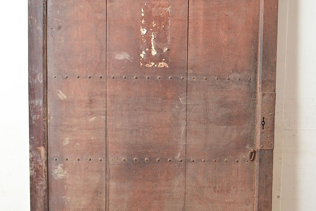 アンティーク建具　鋲の意匠が目を引く総ケヤキ材製蔵戸(玄関戸、引き戸、建具)(R-048646)