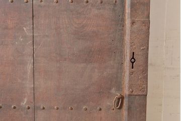 アンティーク建具　鋲の意匠が目を引く総ケヤキ材製蔵戸(玄関戸、引き戸、建具)(R-048646)