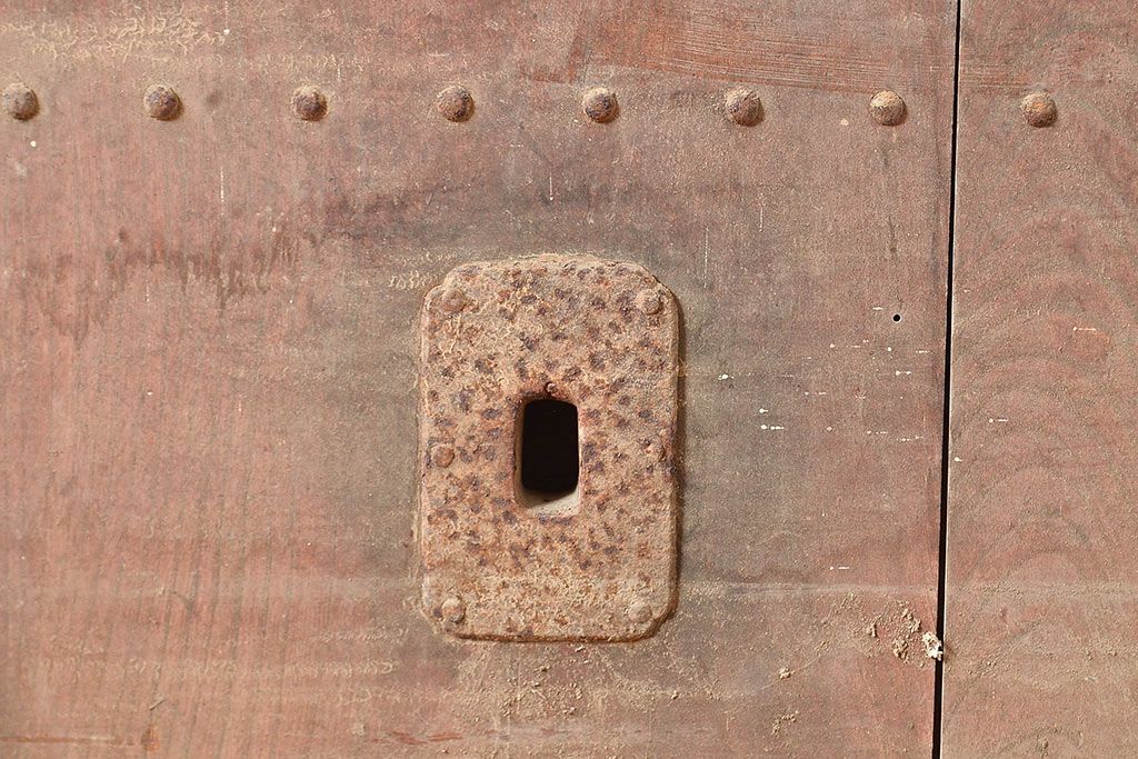 アンティーク建具　鋲の意匠が目を引く総ケヤキ材製蔵戸(玄関戸、引き戸、建具)(R-048646)