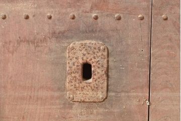 アンティーク建具　鋲の意匠が目を引く総ケヤキ材製蔵戸(玄関戸、引き戸、建具)(R-048646)