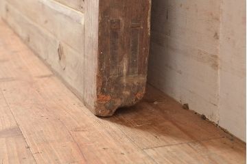 アンティーク建具　鋲の意匠が目を引く総ケヤキ材製蔵戸(玄関戸、引き戸、建具)(R-048646)