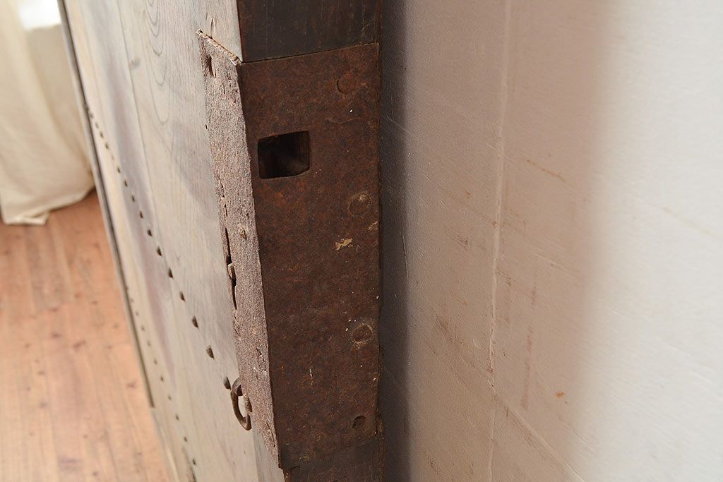 アンティーク建具　鋲の意匠が目を引く総ケヤキ材製蔵戸(玄関戸、引き戸、建具)(R-048646)