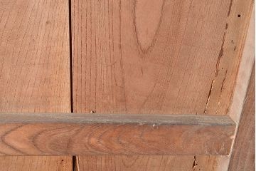 アンティーク建具　鋲の意匠が目を引く総ケヤキ材製蔵戸(玄関戸、引き戸、建具)(R-048646)