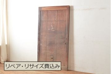 アンティーク建具　鋲の意匠が目を引く総ケヤキ材製蔵戸(玄関戸、引き戸、建具)(R-048646)