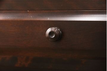 中古　北海道民芸家具　美しい木肌とシックな佇まいが魅力的な重ね戸棚(収納棚、戸棚、食器棚)(R-048647)