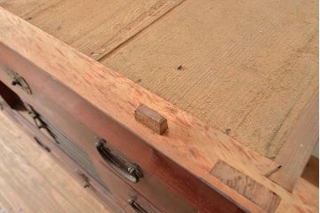 和製アンティーク　ヒノキ材・ケヤキ材　収納力抜群!漆の赤みがかった色味が魅力の収納箪笥(夜具箪笥、布団箪笥、水屋箪笥、ローボード、リビングボード、引き出し)(R-048648)