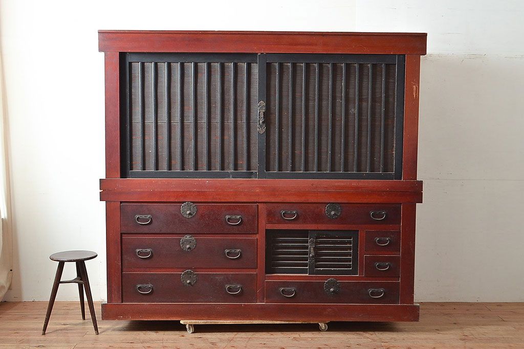 和製アンティーク　ヒノキ材・ケヤキ材　収納力抜群!漆の赤みがかった色味が魅力の重ね収納箪笥(夜具箪笥、布団箪笥、水屋箪笥)(R-048650)