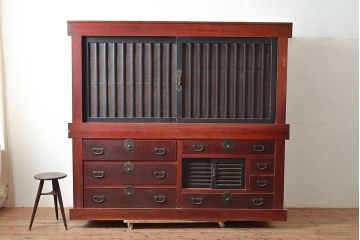 和製アンティーク　ヒノキ材・ケヤキ材　収納力抜群!漆の赤みがかった色味が魅力の重ね収納箪笥(夜具箪笥、布団箪笥、水屋箪笥)(R-048650)