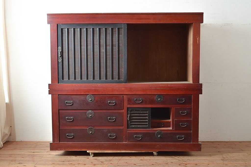 和製アンティーク　ヒノキ材・ケヤキ材　収納力抜群!漆の赤みがかった色味が魅力の重ね収納箪笥(夜具箪笥、布団箪笥、水屋箪笥)(R-048650)