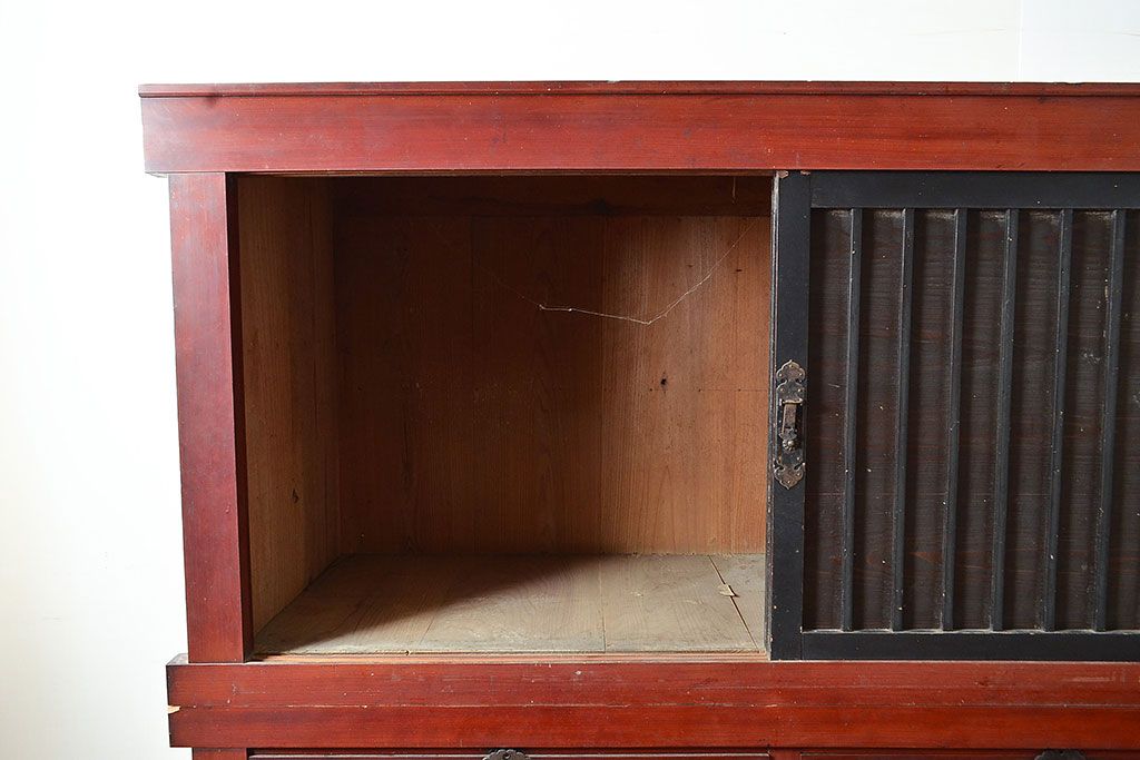 和製アンティーク　ヒノキ材・ケヤキ材　収納力抜群!漆の赤みがかった色味が魅力の重ね収納箪笥(夜具箪笥、布団箪笥、水屋箪笥)(R-048650)