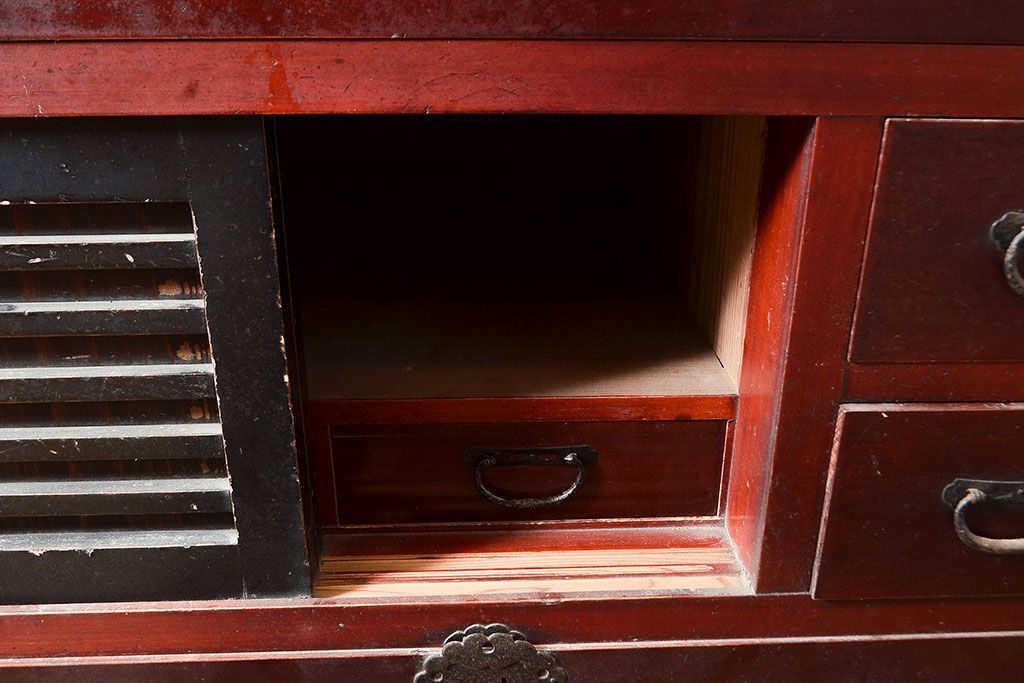 和製アンティーク　ヒノキ材・ケヤキ材　収納力抜群!漆の赤みがかった色味が魅力の重ね収納箪笥(夜具箪笥、布団箪笥、水屋箪笥)(R-048650)