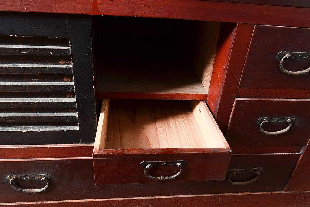 和製アンティーク　ヒノキ材・ケヤキ材　収納力抜群!漆の赤みがかった色味が魅力の重ね収納箪笥(夜具箪笥、布団箪笥、水屋箪笥)(R-048650)