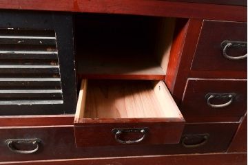 和製アンティーク　ヒノキ材・ケヤキ材　収納力抜群!漆の赤みがかった色味が魅力の重ね収納箪笥(夜具箪笥、布団箪笥、水屋箪笥)(R-048650)