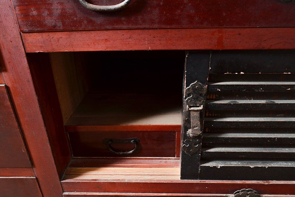 和製アンティーク　ヒノキ材・ケヤキ材　収納力抜群!漆の赤みがかった色味が魅力の重ね収納箪笥(夜具箪笥、布団箪笥、水屋箪笥)(R-048650)