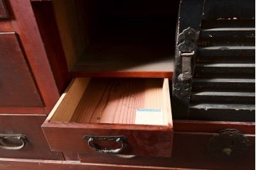 和製アンティーク　ヒノキ材・ケヤキ材　収納力抜群!漆の赤みがかった色味が魅力の重ね収納箪笥(夜具箪笥、布団箪笥、水屋箪笥)(R-048650)