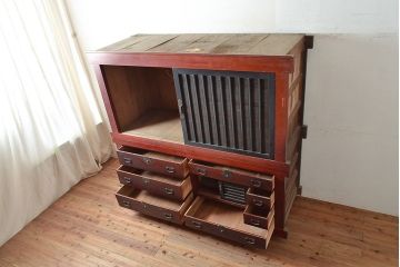 和製アンティーク　ヒノキ材・ケヤキ材　収納力抜群!漆の赤みがかった色味が魅力の重ね収納箪笥(夜具箪笥、布団箪笥、水屋箪笥)(R-048650)