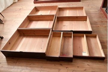 和製アンティーク　ヒノキ材・ケヤキ材　収納力抜群!漆の赤みがかった色味が魅力の重ね収納箪笥(夜具箪笥、布団箪笥、水屋箪笥)(R-048650)