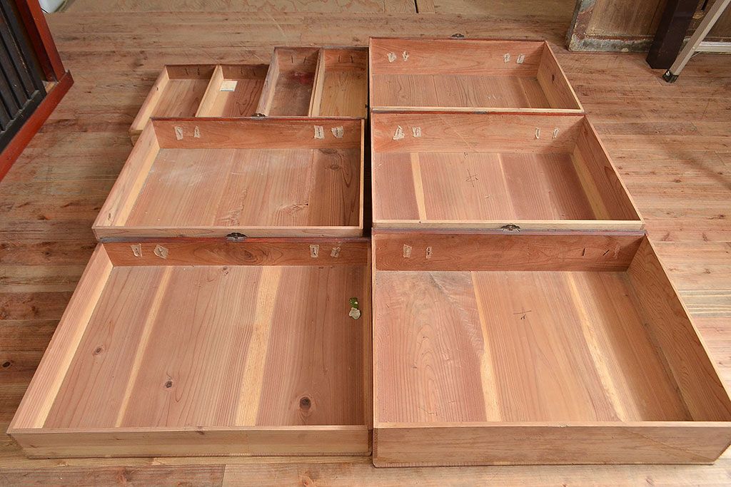 和製アンティーク　ヒノキ材・ケヤキ材　収納力抜群!漆の赤みがかった色味が魅力の重ね収納箪笥(夜具箪笥、布団箪笥、水屋箪笥)(R-048650)