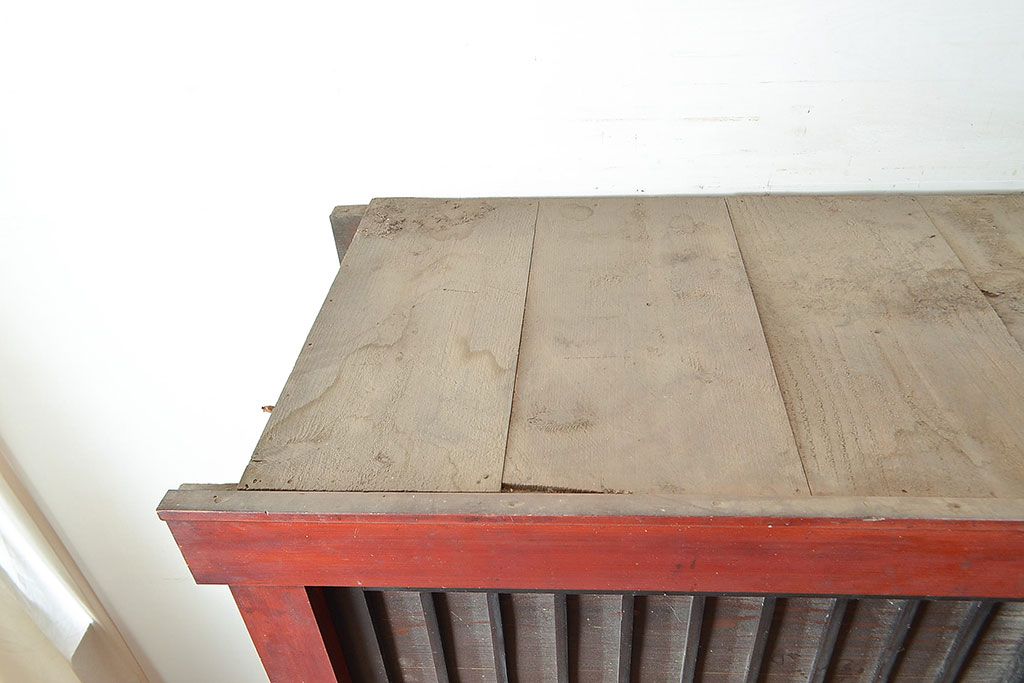 和製アンティーク　ヒノキ材・ケヤキ材　収納力抜群!漆の赤みがかった色味が魅力の重ね収納箪笥(夜具箪笥、布団箪笥、水屋箪笥)(R-048650)