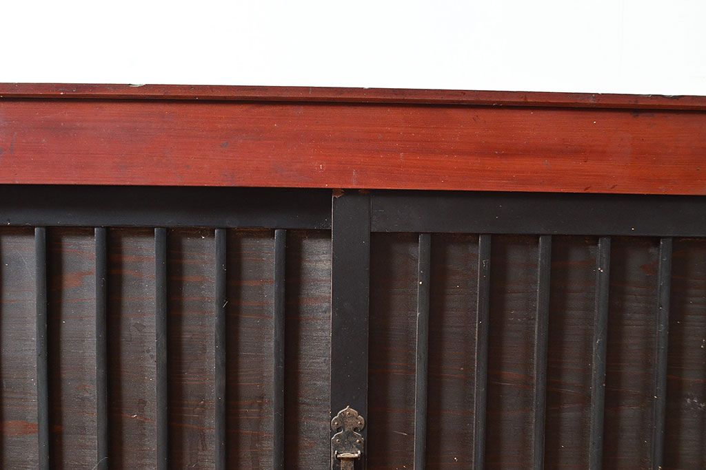 和製アンティーク　ヒノキ材・ケヤキ材　収納力抜群!漆の赤みがかった色味が魅力の重ね収納箪笥(夜具箪笥、布団箪笥、水屋箪笥)(R-048650)