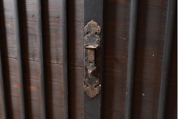 和製アンティーク　ヒノキ材・ケヤキ材　収納力抜群!漆の赤みがかった色味が魅力の重ね収納箪笥(夜具箪笥、布団箪笥、水屋箪笥)(R-048650)