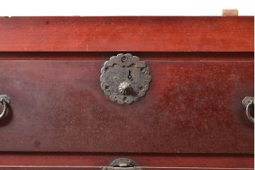 和製アンティーク　ヒノキ材・ケヤキ材　収納力抜群!漆の赤みがかった色味が魅力の重ね収納箪笥(夜具箪笥、布団箪笥、水屋箪笥)(R-048650)