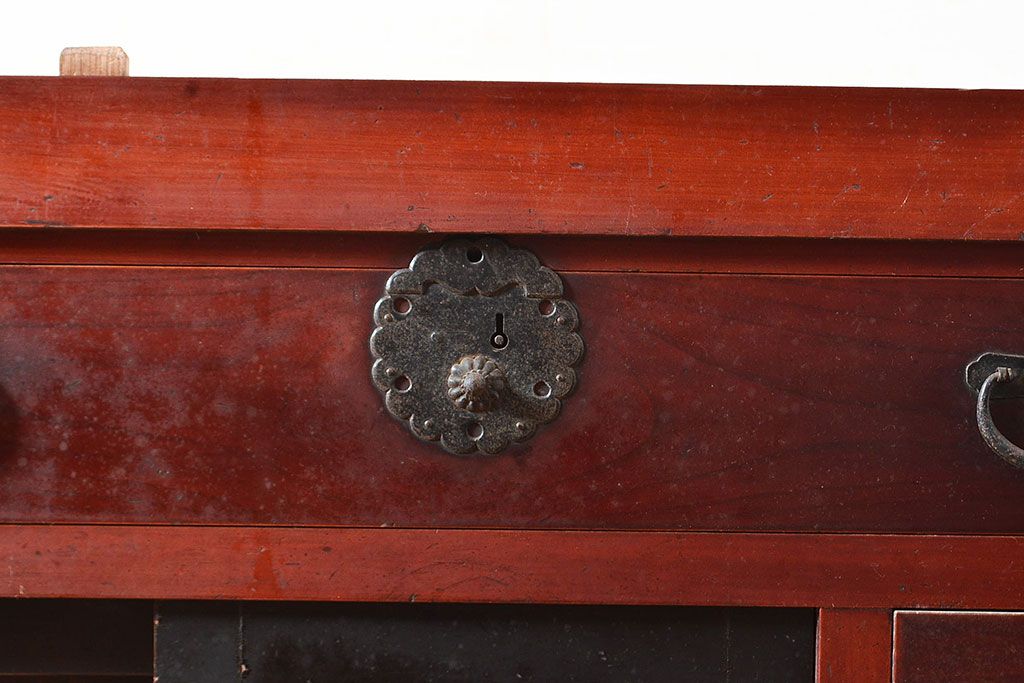 和製アンティーク　ヒノキ材・ケヤキ材　収納力抜群!漆の赤みがかった色味が魅力の重ね収納箪笥(夜具箪笥、布団箪笥、水屋箪笥)(R-048650)