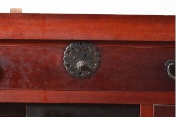 和製アンティーク　ヒノキ材・ケヤキ材　収納力抜群!漆の赤みがかった色味が魅力の重ね収納箪笥(夜具箪笥、布団箪笥、水屋箪笥)(R-048650)